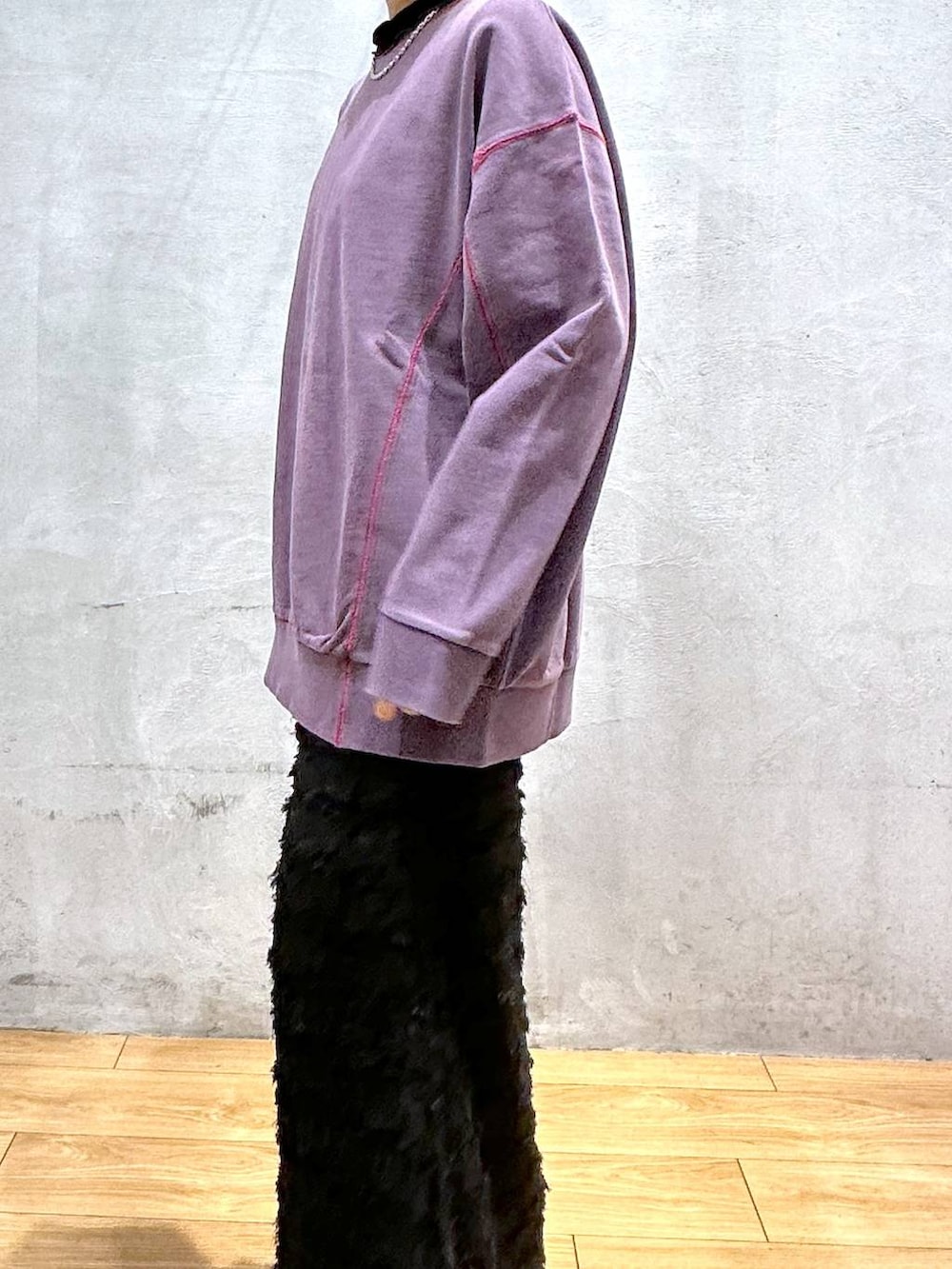 パープル系のスウェット、ブラック系のショルダーバッグ、ブラック系のワンピースを着用したレディースの秋コーディネートの7枚目の写真