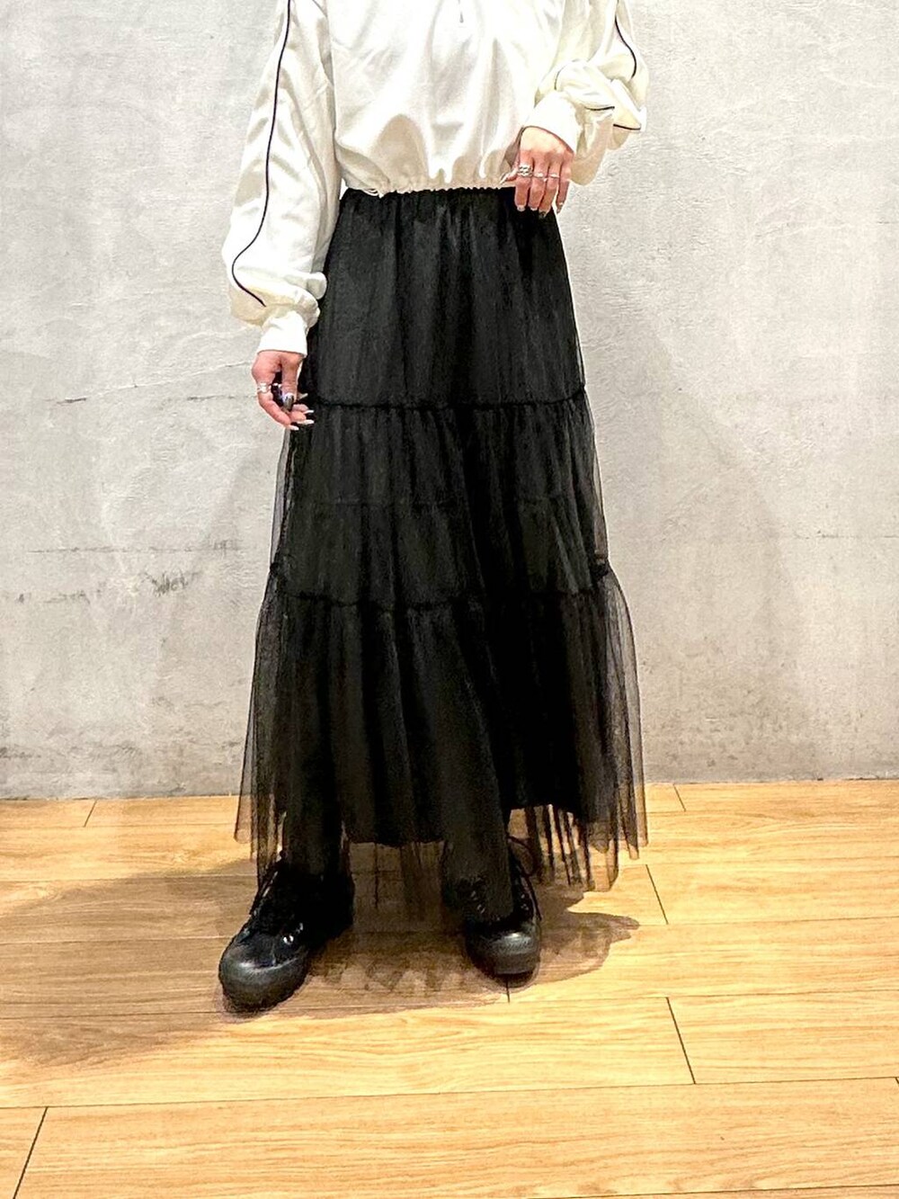 ブラック系のスカート、ホワイト系のジャージを着用したレディースの春コーディネートの5枚目の写真