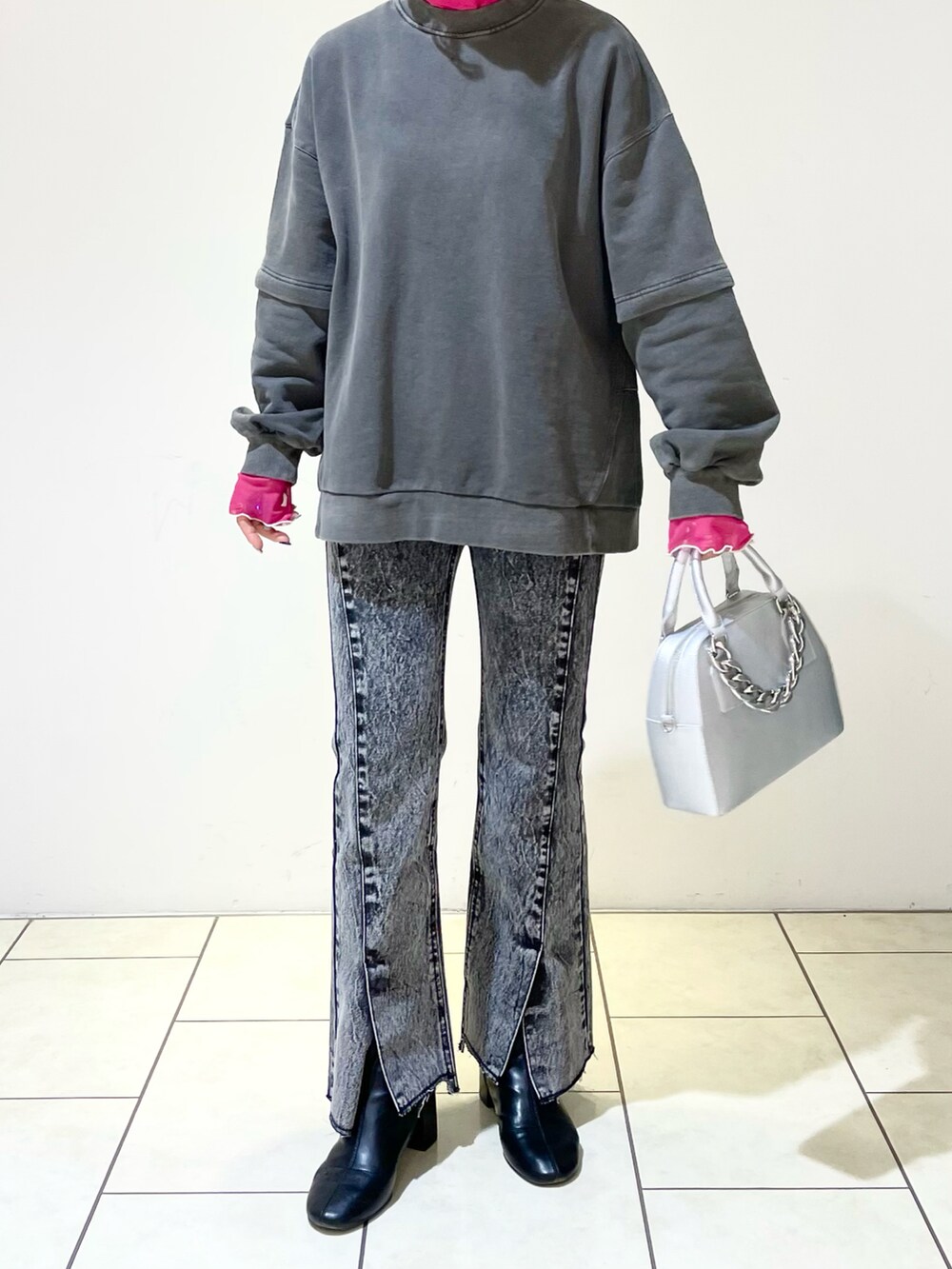 グレー系のスウェット、ピンク系のTシャツ/カットソー、ブラック系のデニムパンツを着用したレディースの春コーディネートの5枚目の写真