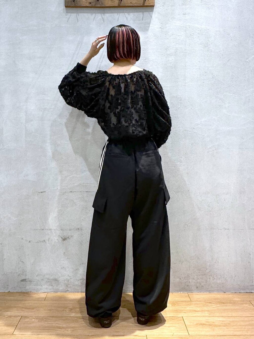 ホワイト系のキャミソール、ブラック系のその他パンツ、ブラック系のカーディガン/ボレロを着用したレディースの秋コーディネートの4枚目の写真