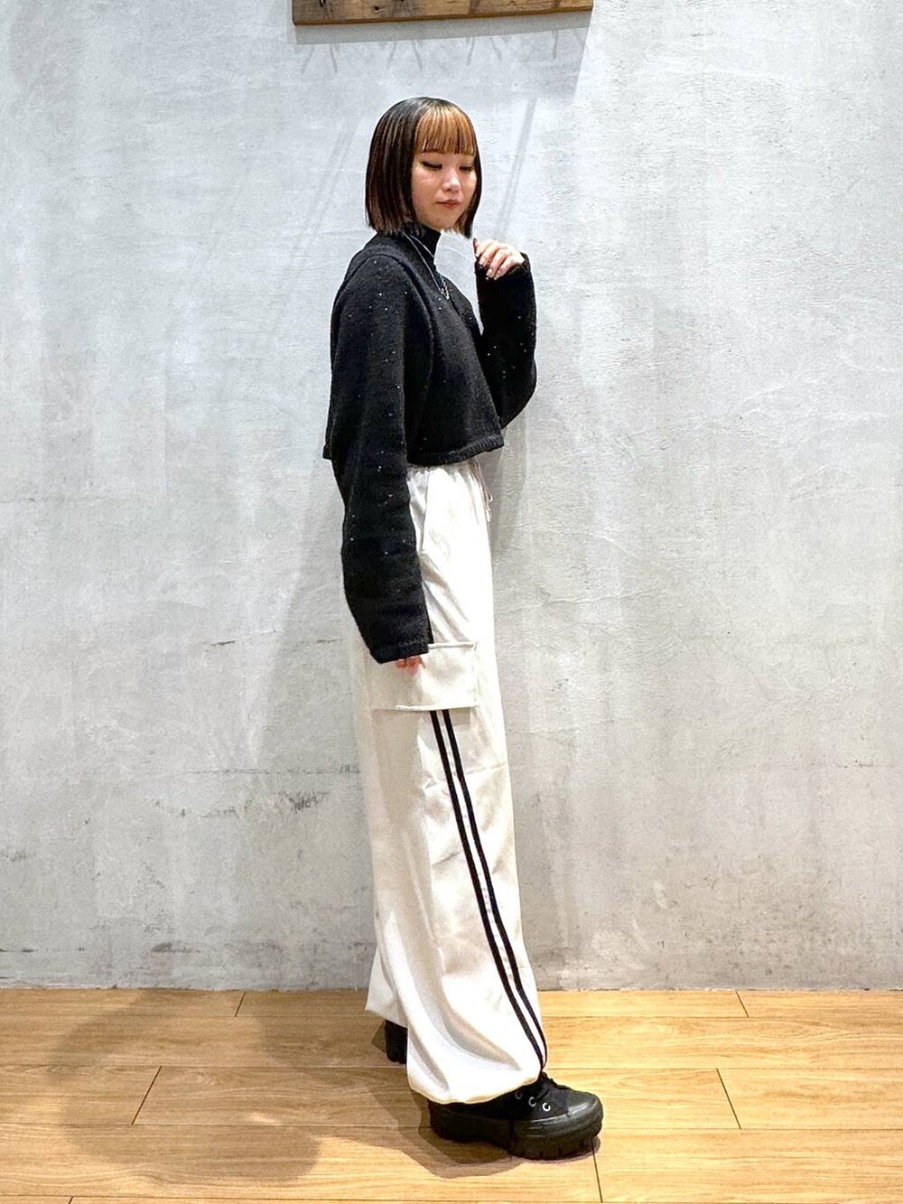 ベージュ系のその他パンツ、ブラック系のTシャツ/カットソー、ブラック系のニット/セーターを着用したレディースの冬コーディネートの3枚目の写真