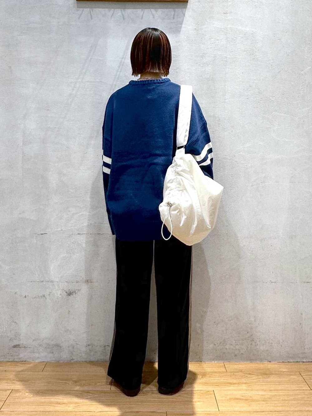 ホワイト系のショルダーバッグ、ブラック系のその他パンツ、ブルー系のニット/セーターを着用したレディースの秋コーディネートの5枚目の写真