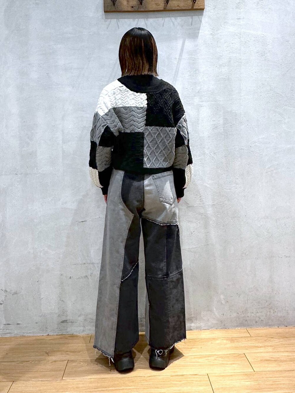 ブラック系のブーツ、ブラック系のカーディガン/ボレロ、ブラック系のデニムパンツを着用したレディースの冬コーディネートの3枚目の写真