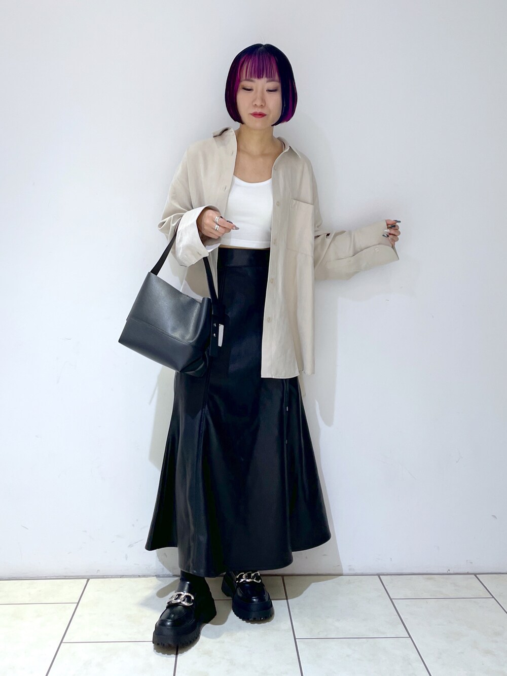 ホワイト系のキャミソール、ホワイト系のシャツ/ブラウス、ブラック系のショルダーバッグを着用したレディースの秋コーディネートの3枚目の写真