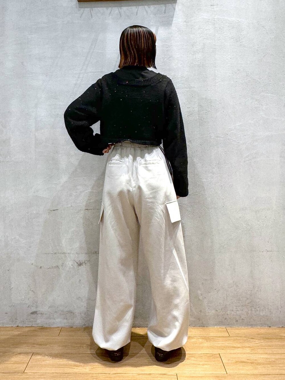 ベージュ系のその他パンツ、ブラック系のTシャツ/カットソー、ブラック系のニット/セーターを着用したレディースの冬コーディネートの4枚目の写真