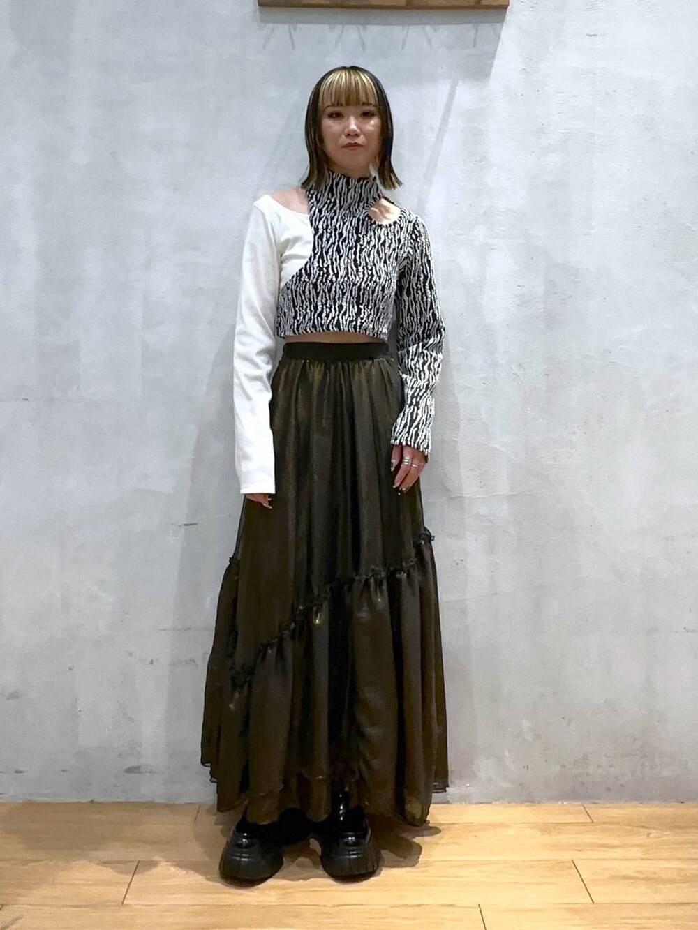 ブラック系のローファー、ブラック系のスカート、ホワイト系のTシャツ/カットソーを着用したレディースの冬コーディネートの2枚目の写真