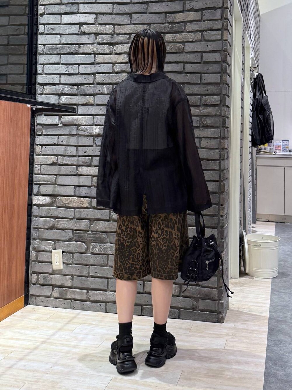 ブラック系のサンダル、ホワイト系のタンクトップ、ブラック系のボディバッグ/ウエストポーチを着用したレディースの春コーディネートの3枚目の写真