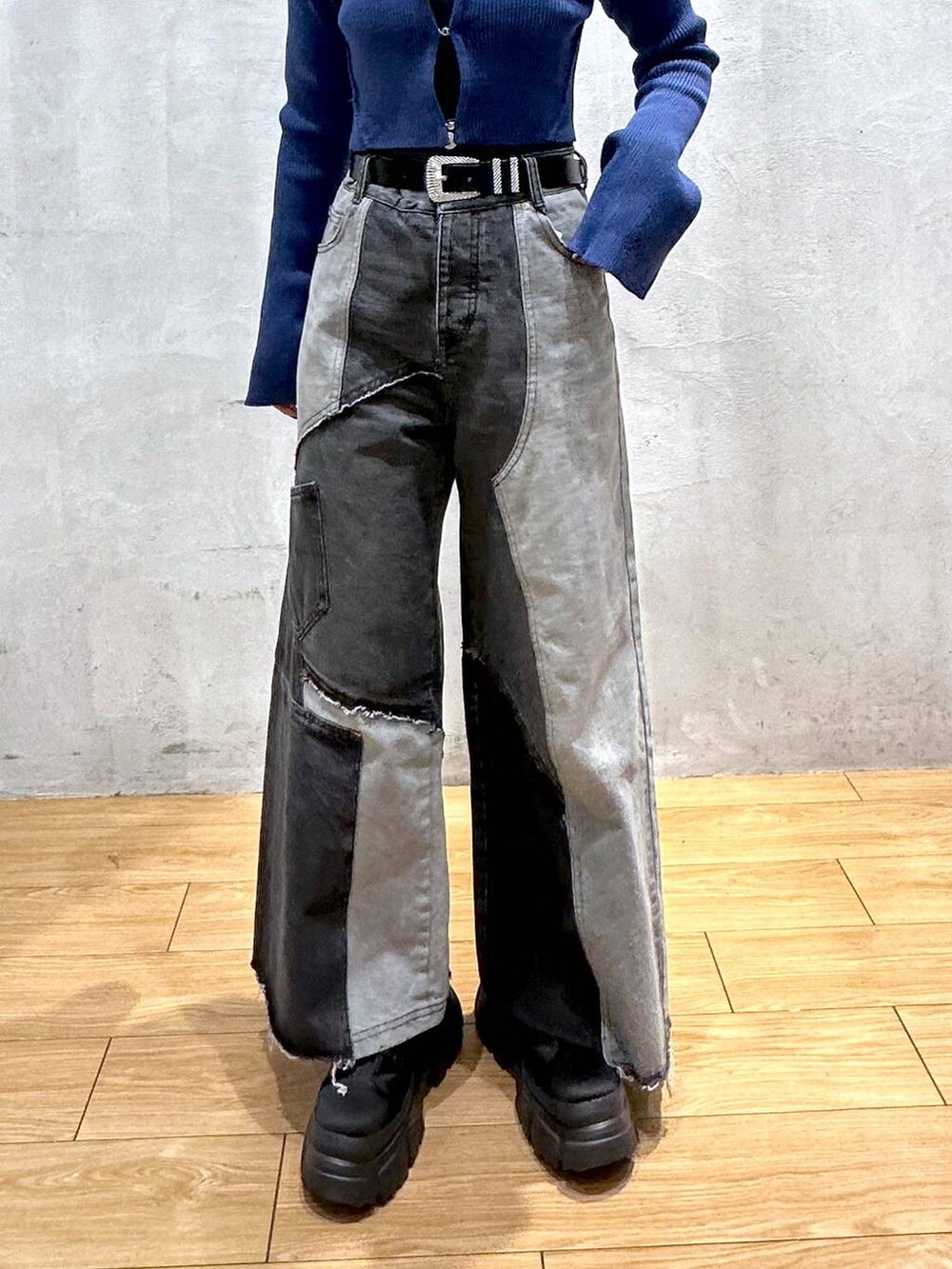 ブラック系のブーツ、ブルー系のニット/セーター、ブラック系のデニムパンツを着用したレディースの冬コーディネートの5枚目の写真