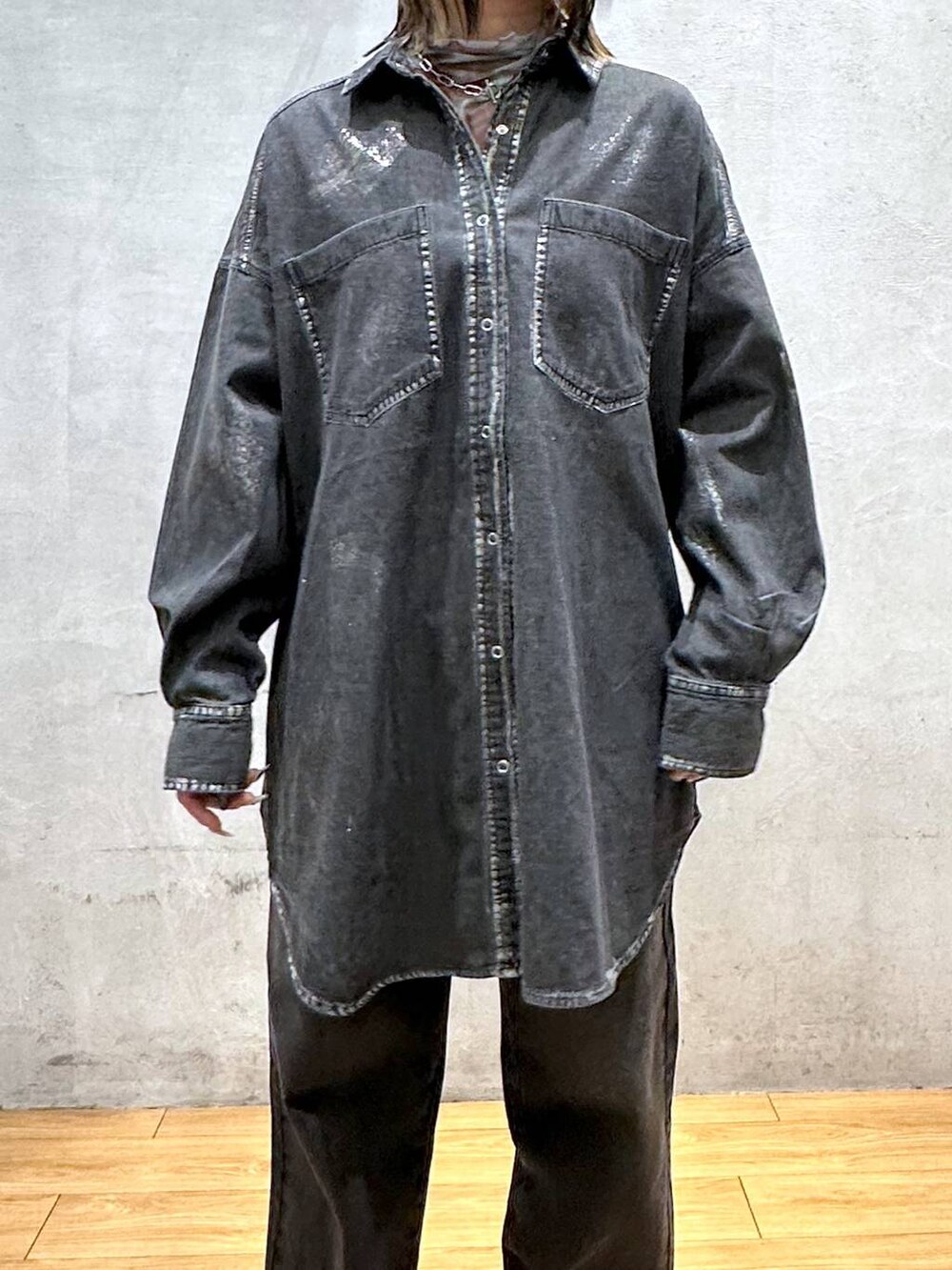 ブラック系のデニムパンツ、ブラック系のシャツ/ブラウスを着用したレディースの春コーディネートの4枚目の写真