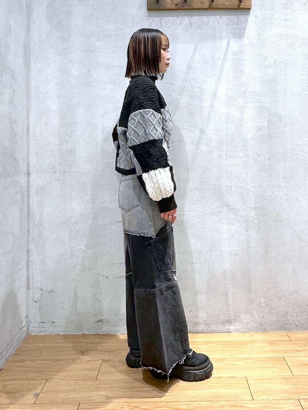 ブラック系のブーツ、ブラック系のカーディガン/ボレロ、ブラック系のデニムパンツを着用したレディースの冬コーディネートの2枚目の写真