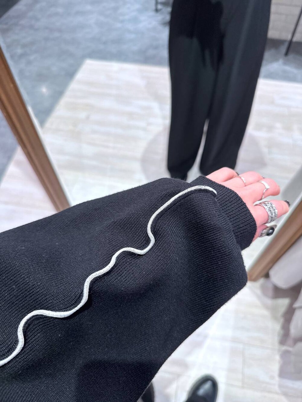 ブラック系のスラックス、ブラック系のカーディガン/ボレロ、ブラック系のベルトを着用したレディースの冬コーディネートの4枚目の写真