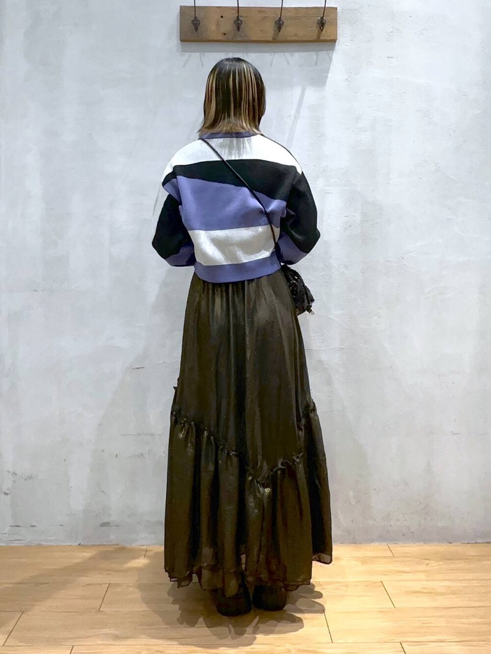 ブラック系のカーディガン/ボレロ、ブラック系のローファー、ブラック系のスカートを着用したレディースの春コーディネートの4枚目の写真