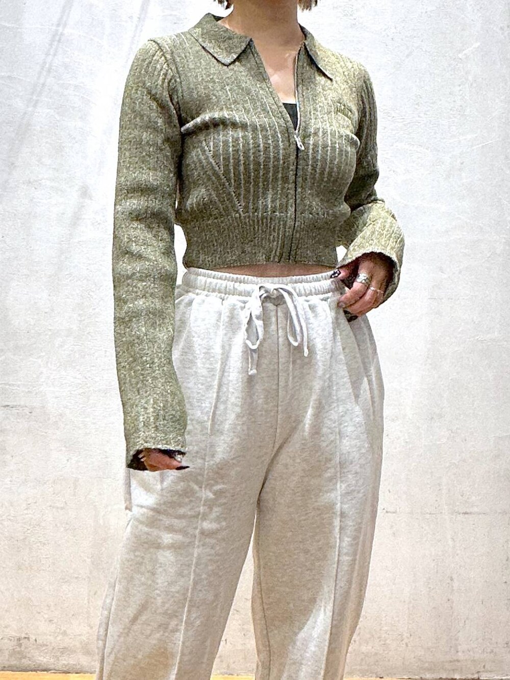 グレー系のスウェットパンツ、グリーン系のニット/セーターを着用したレディースの秋コーディネートの5枚目の写真