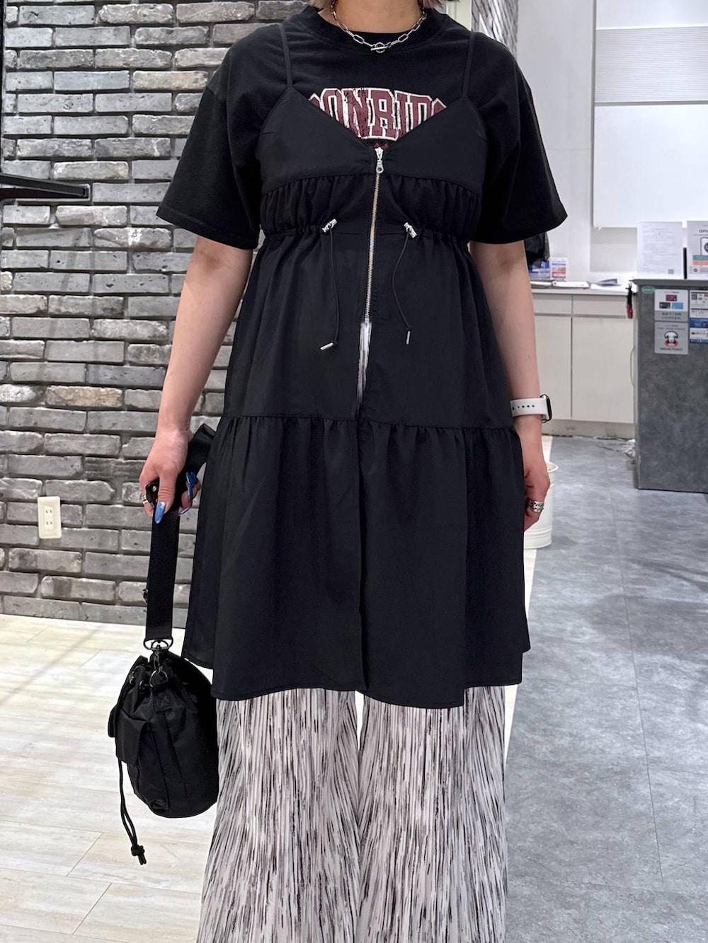 ブラック系のサンダル、ブラック系のショルダーバッグ、ホワイト系のその他パンツを着用したレディースの春コーディネートの4枚目の写真