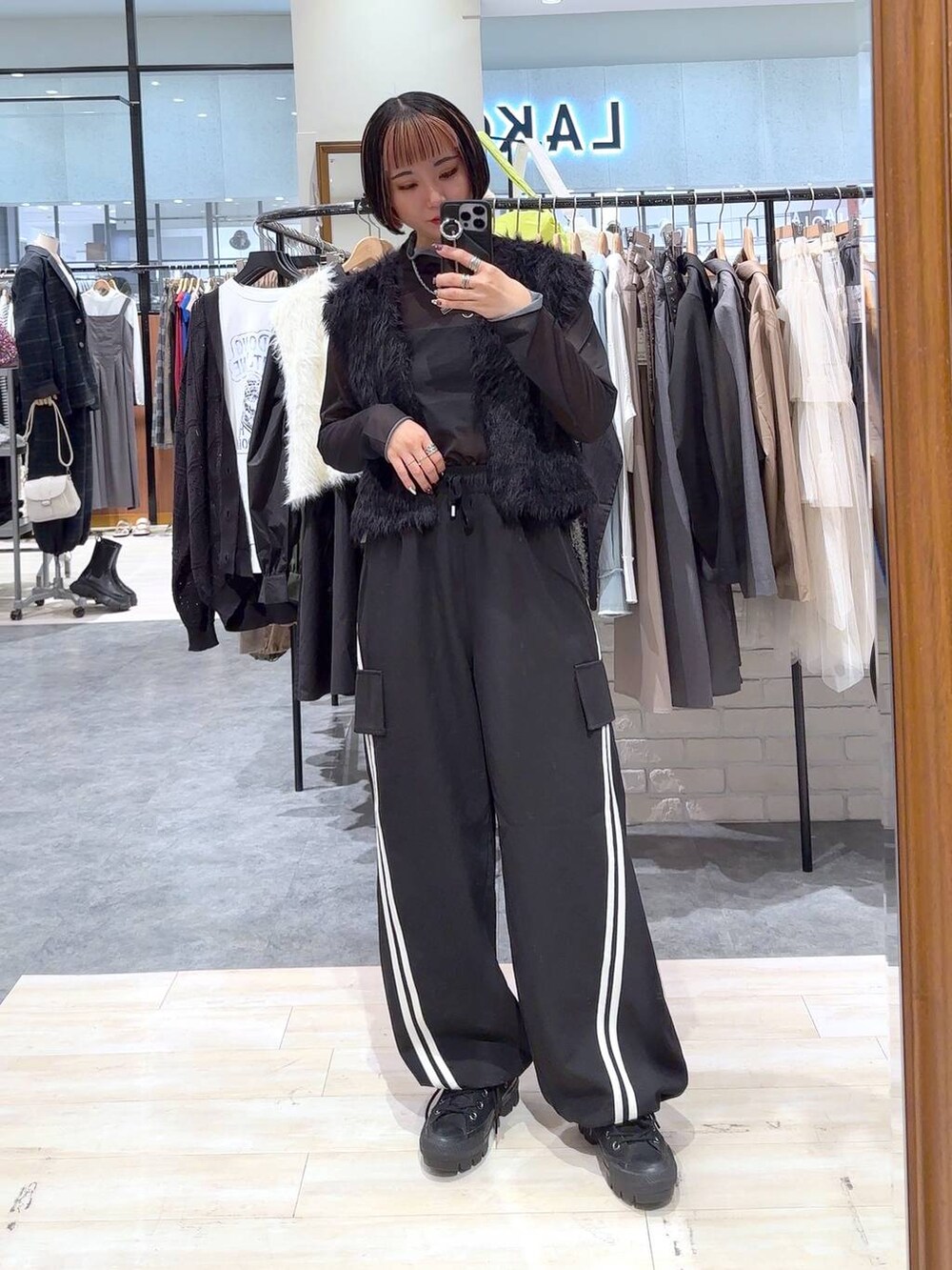 ブラック系のその他パンツ、ブラック系のベスト、シルバー系のネックレスを着用したレディースの秋コーディネートの3枚目の写真