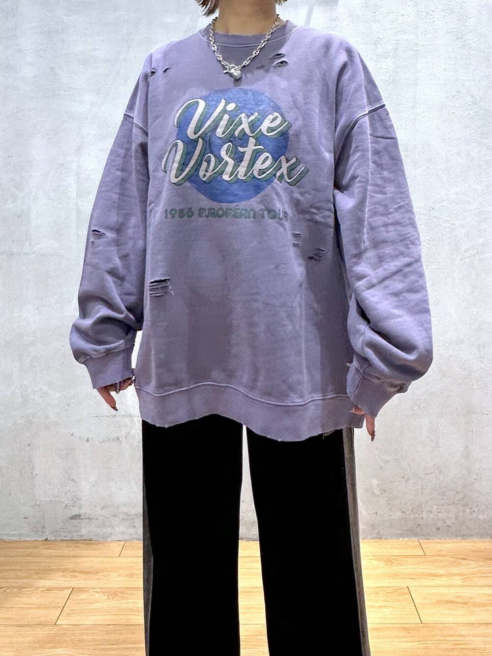 ブラック系のその他パンツ、パープル系のスウェット、シルバー系のネックレスを着用したレディースの秋コーディネートの4枚目の写真