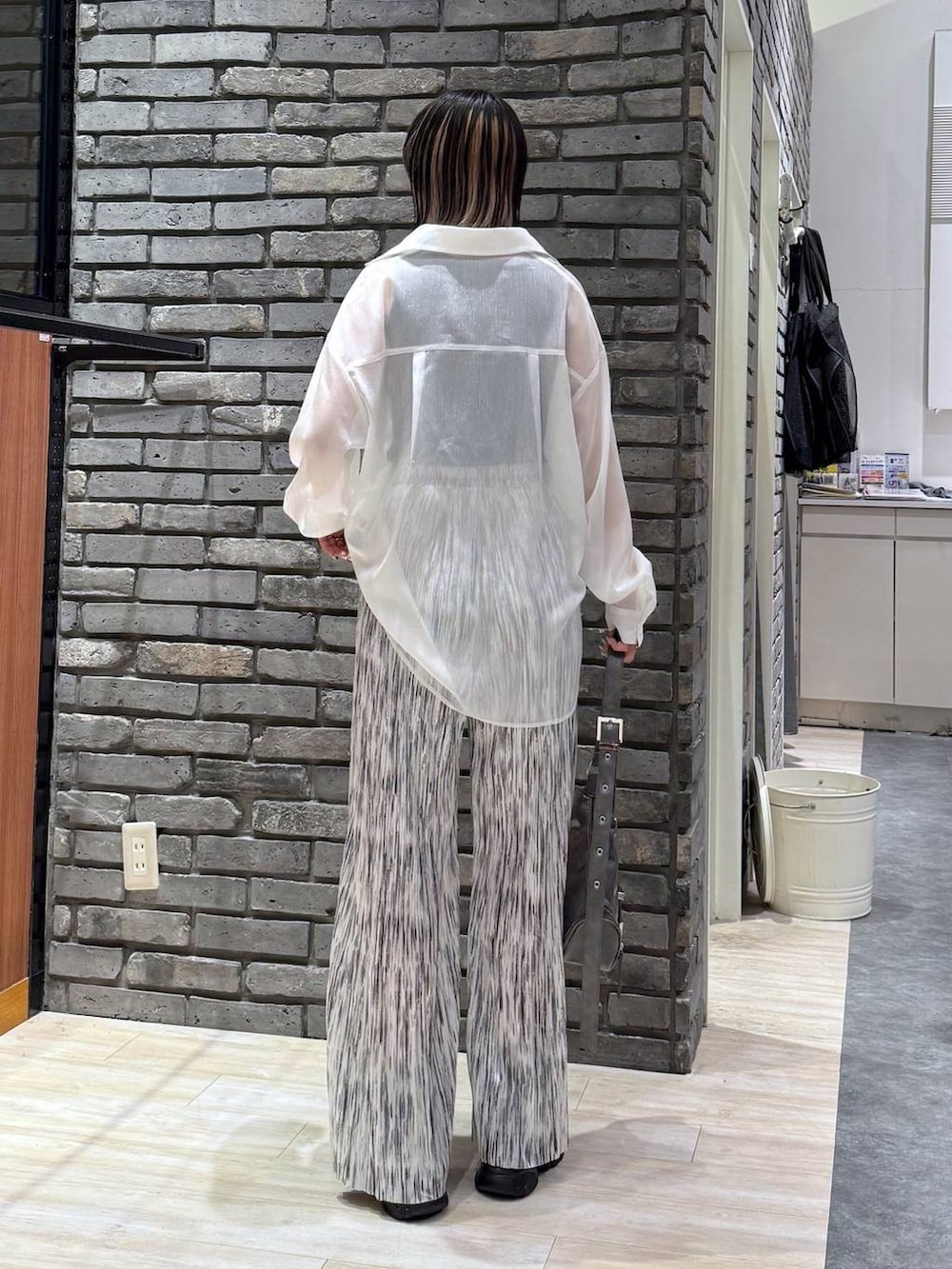 グレー系のサンダル、グレー系のショルダーバッグ、ブラック系のタンクトップを着用したレディースの春コーディネートの5枚目の写真