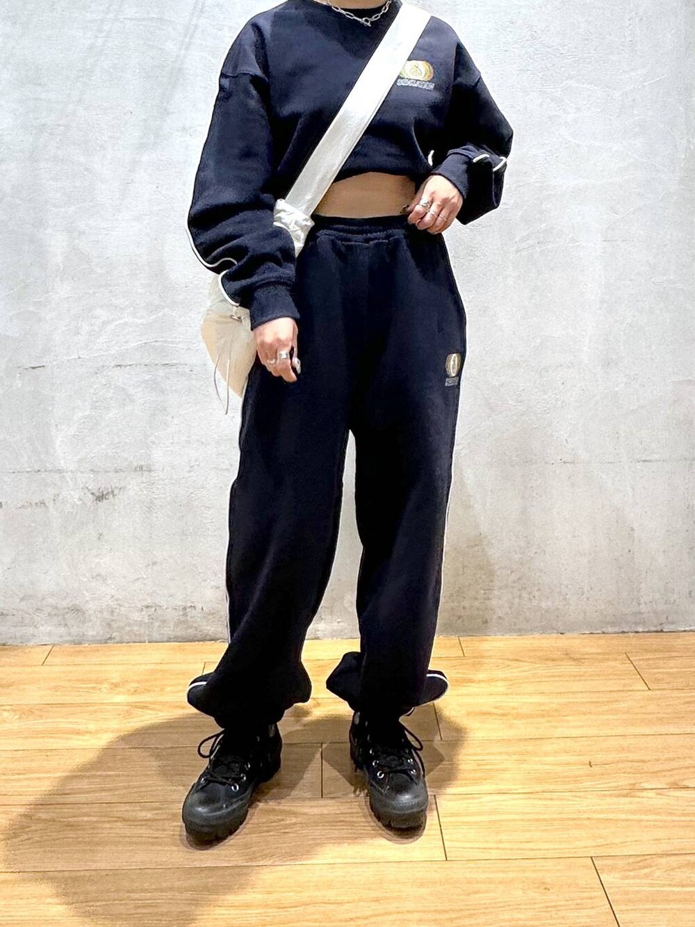 ホワイト系のショルダーバッグ、ブルー系のスウェットを着用したレディースの秋コーディネートの4枚目の写真