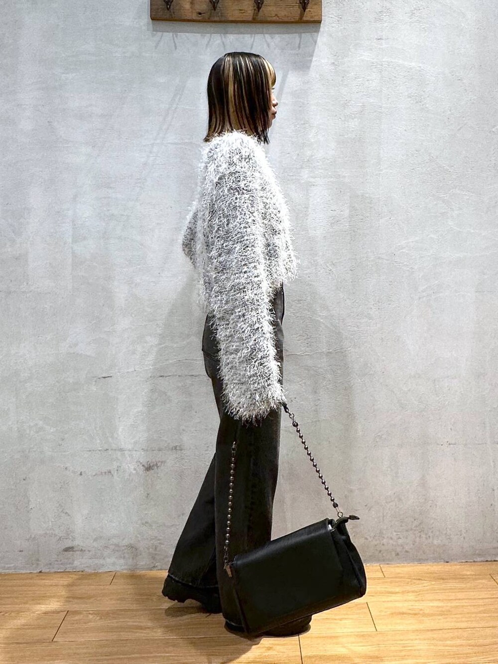 ブラック系のデニムパンツ、グレー系のカーディガン/ボレロを着用したレディースの春コーディネートの3枚目の写真