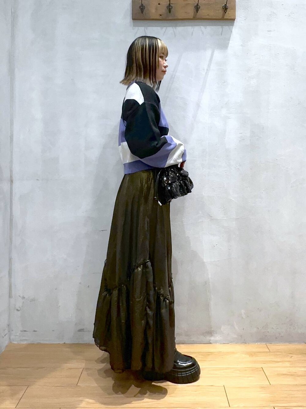 ブラック系のカーディガン/ボレロ、ブラック系のローファー、ブラック系のスカートを着用したレディースの春コーディネートの3枚目の写真