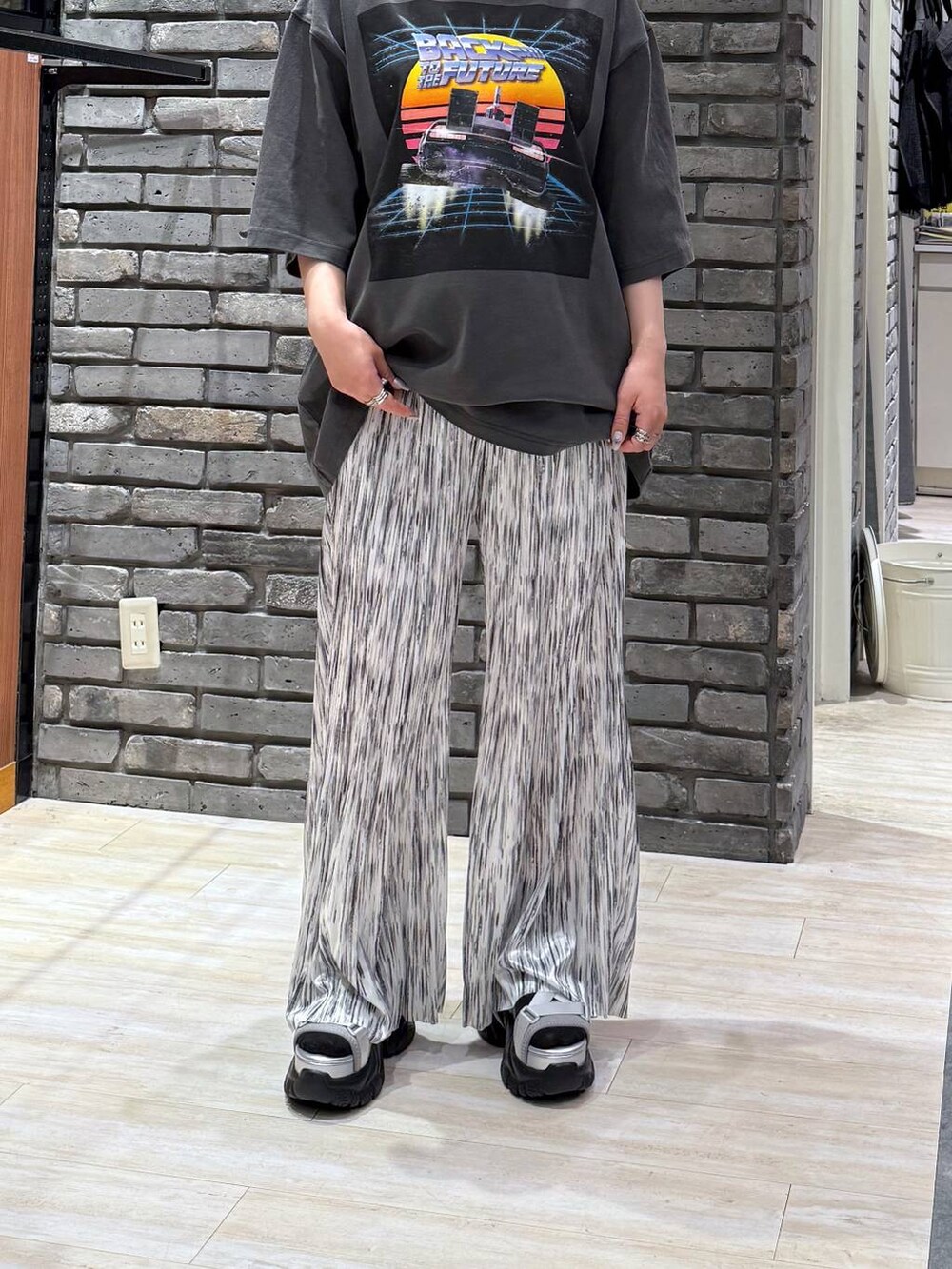 グレー系のサンダル、グレー系のTシャツ/カットソー、ホワイト系のその他パンツを着用したレディースの春コーディネートの6枚目の写真