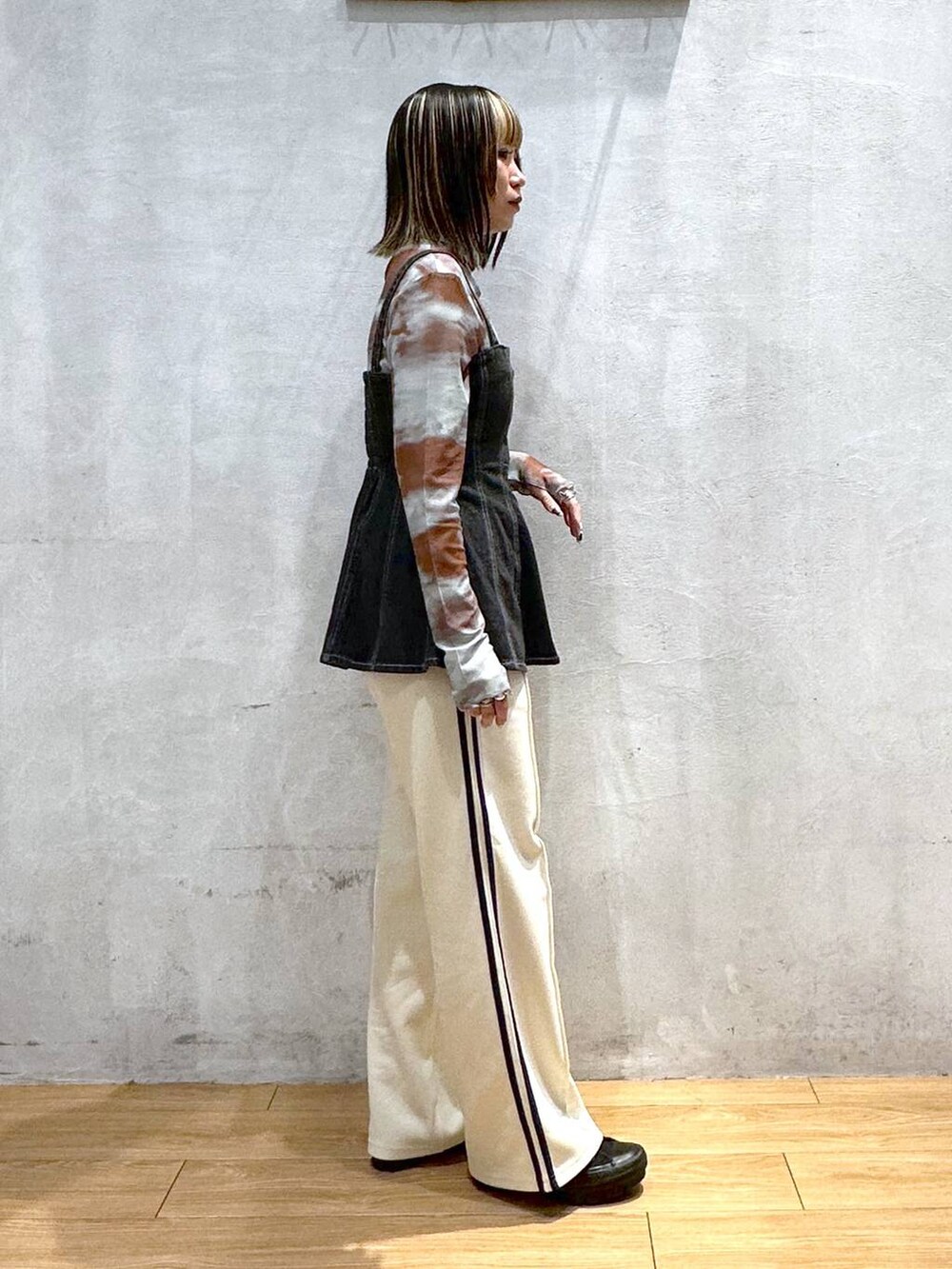 ホワイト系のその他パンツ、ブラック系のベストを着用したレディースの春コーディネートの4枚目の写真