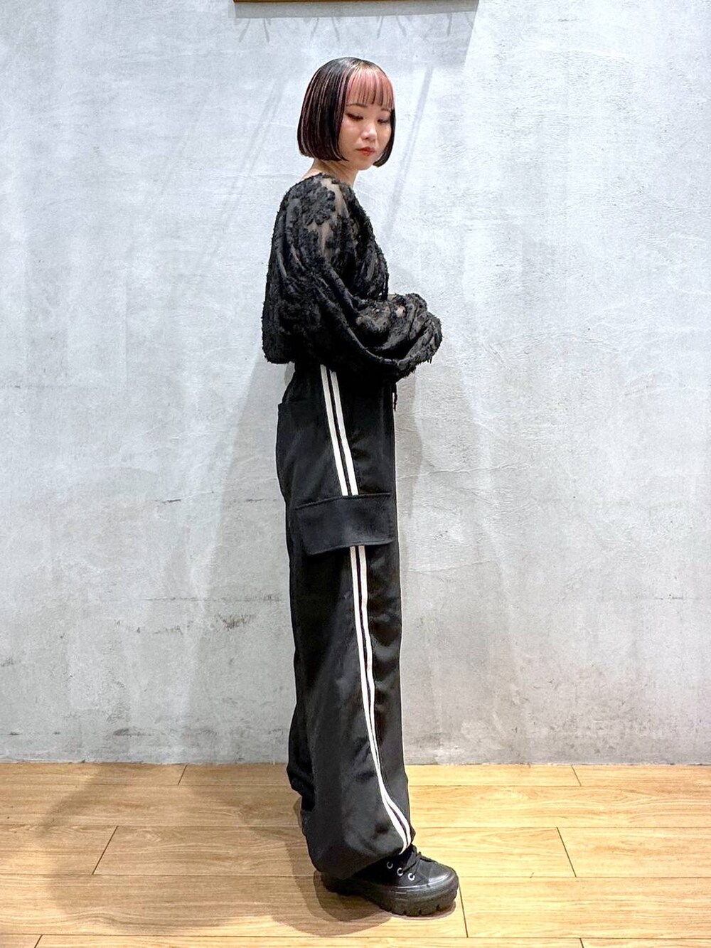 ホワイト系のキャミソール、ブラック系のその他パンツ、ブラック系のカーディガン/ボレロを着用したレディースの秋コーディネートの3枚目の写真