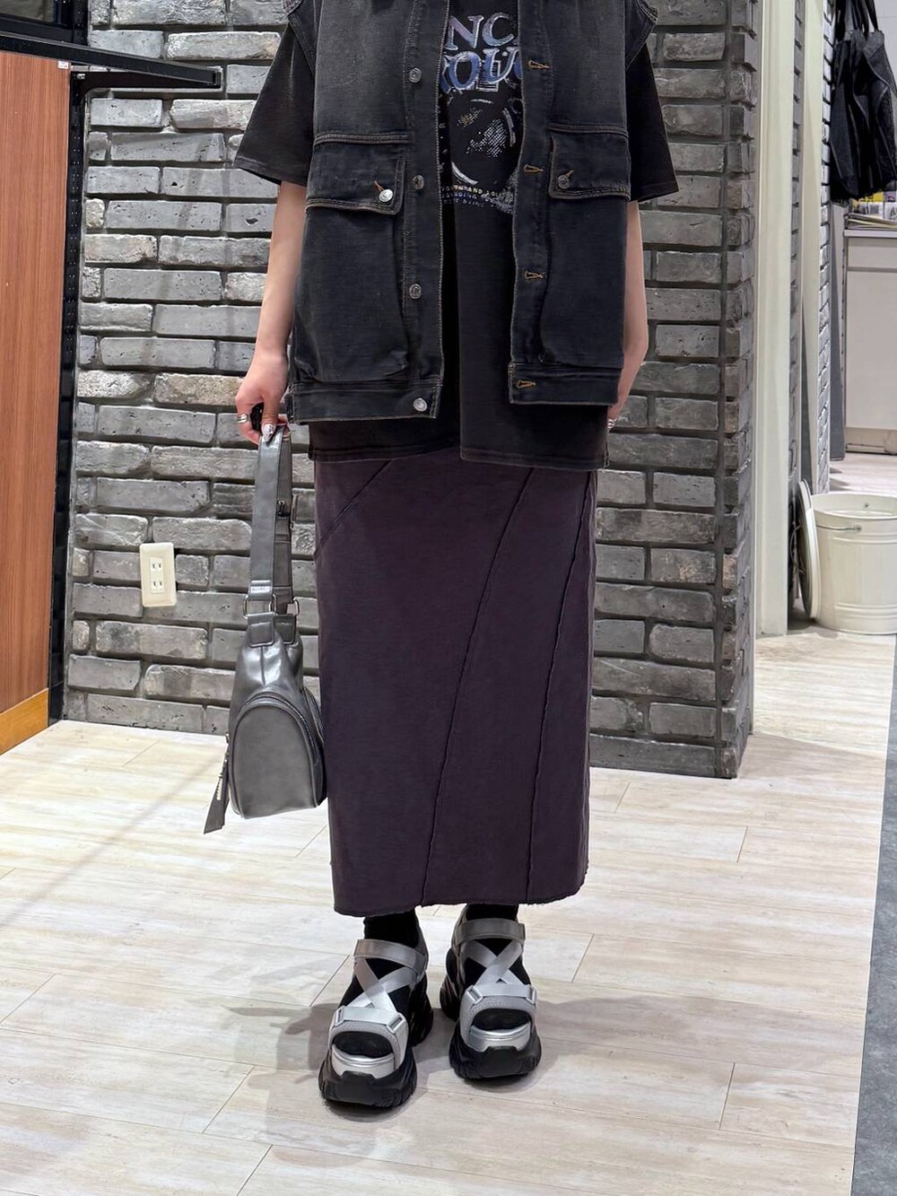 グレー系のサンダル、グレー系のショルダーバッグ、ブラック系のデニムジャケットを着用したレディースの春コーディネートの6枚目の写真