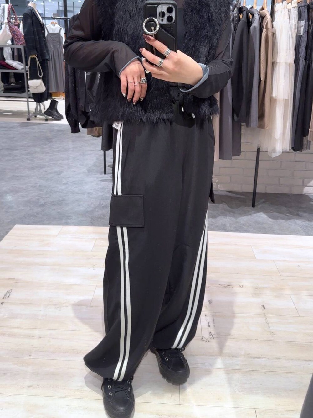 ブラック系のその他パンツ、ブラック系のベスト、シルバー系のネックレスを着用したレディースの秋コーディネートの5枚目の写真