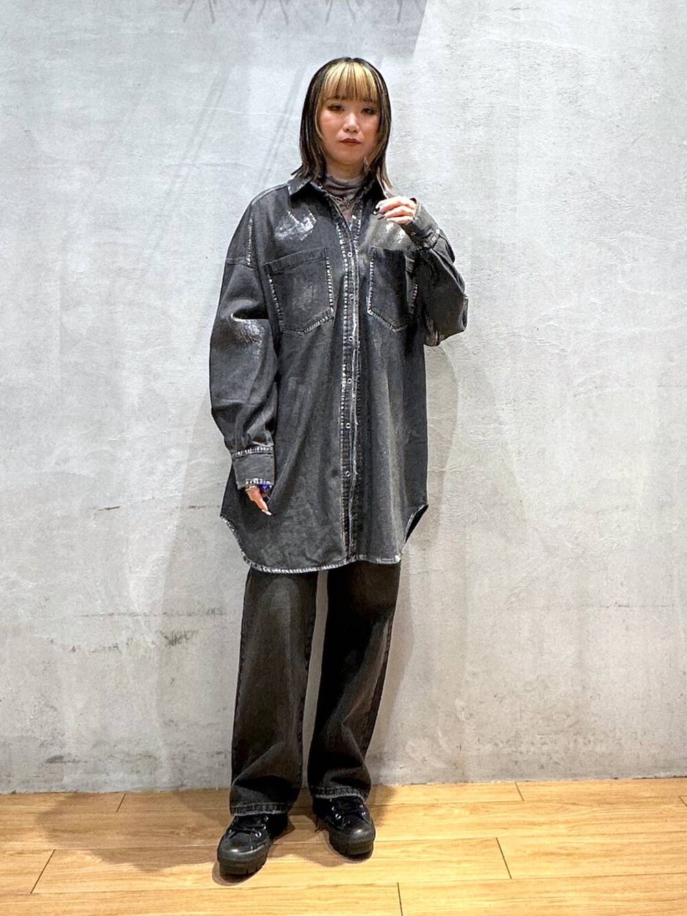 ブラック系のデニムパンツ、ブラック系のシャツ/ブラウスを着用したレディースの春コーディネートの2枚目の写真