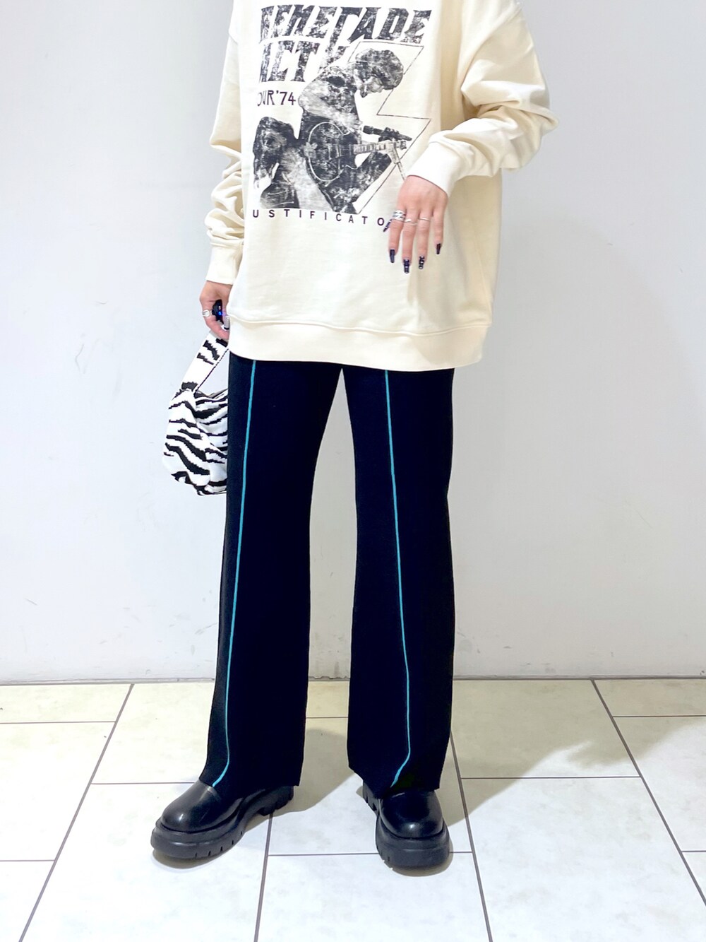 ベージュ系のスウェット、その他のハンドバッグ、ブラック系のその他パンツを着用したレディースの秋コーディネートの2枚目の写真