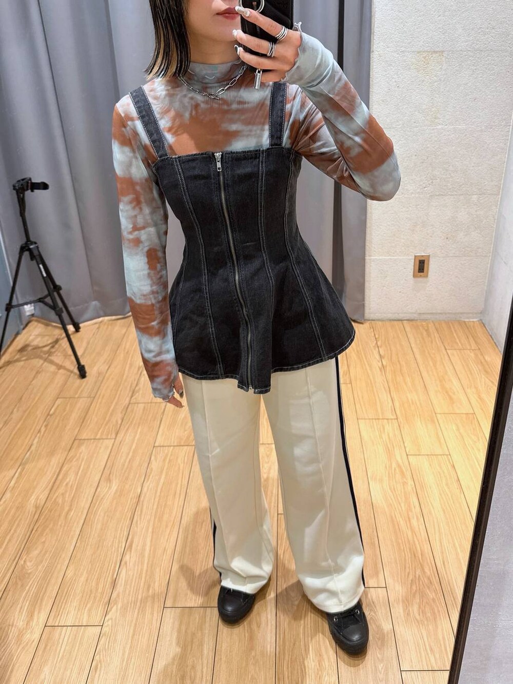 ホワイト系のその他パンツ、ブラック系のベストを着用したレディースの春コーディネートの5枚目の写真