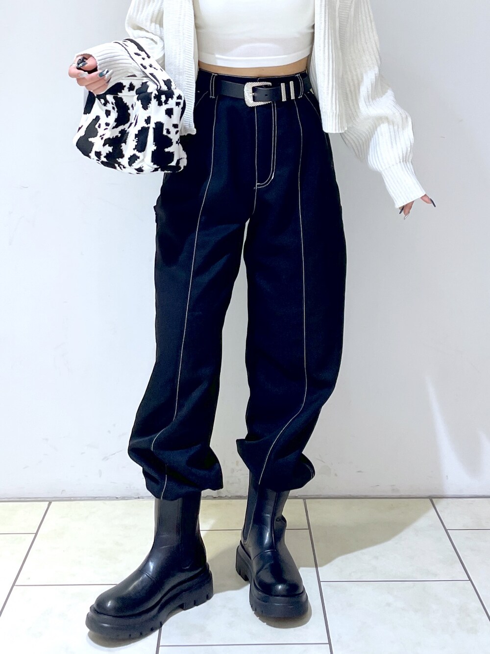 ホワイト系のキャミソール、ブラック系のハンドバッグ、ブラック系のその他パンツを着用したレディースの秋コーディネートの5枚目の写真