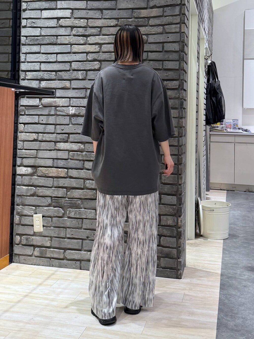 グレー系のサンダル、グレー系のTシャツ/カットソー、ホワイト系のその他パンツを着用したレディースの春コーディネートの4枚目の写真