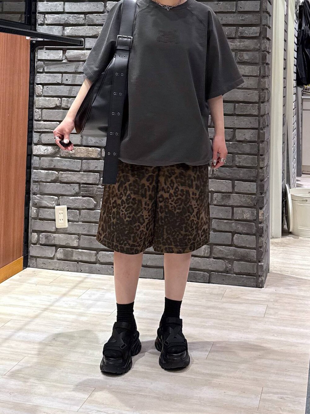 ブラック系のサンダル、ブラック系のショルダーバッグ、グレー系のTシャツ/カットソーを着用したレディースの春コーディネートの5枚目の写真