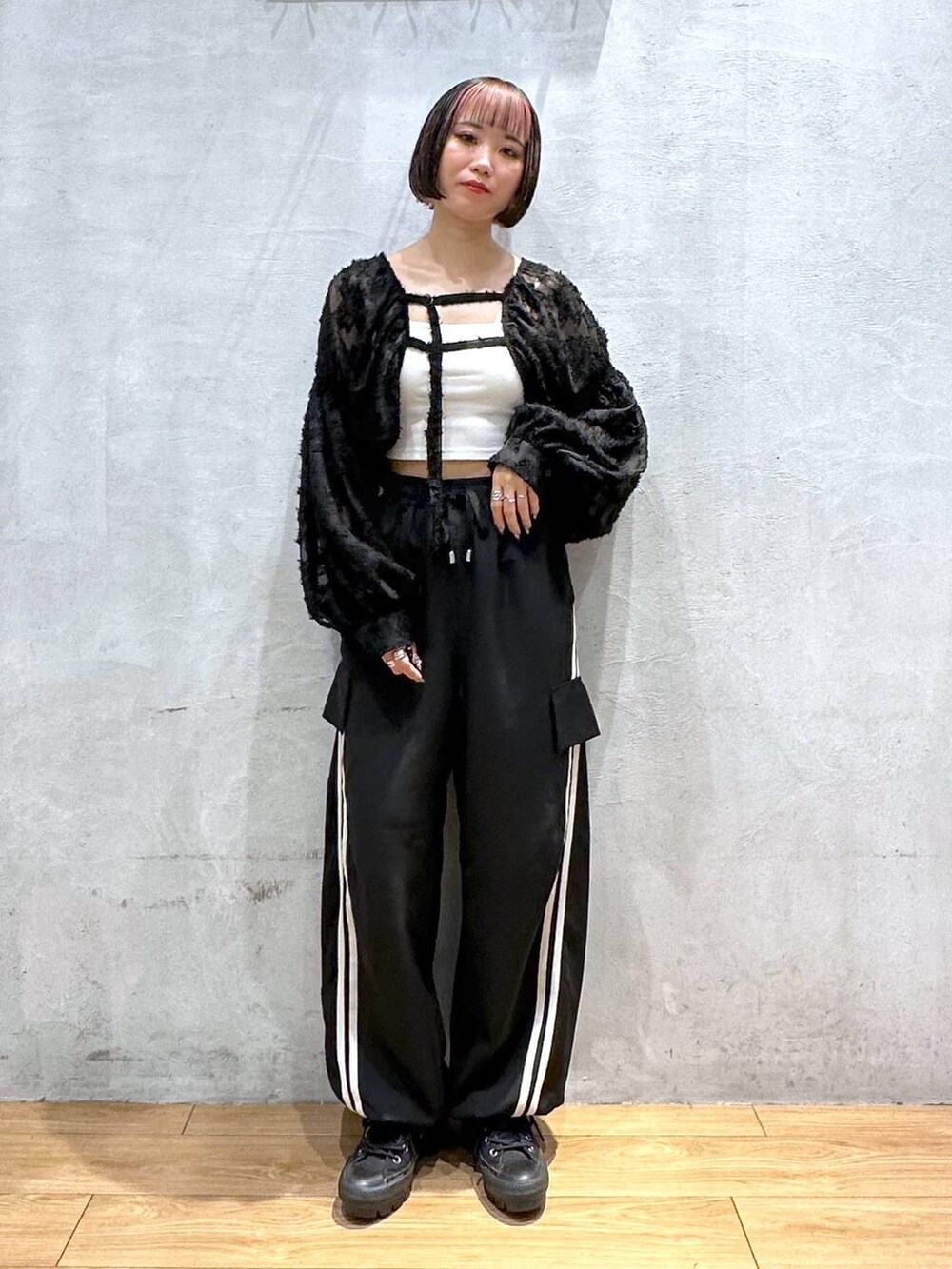 ホワイト系のキャミソール、ブラック系のその他パンツ、ブラック系のカーディガン/ボレロを着用したレディースの秋コーディネートの2枚目の写真