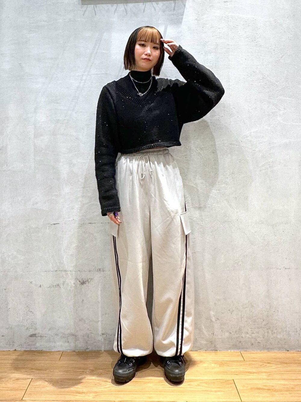 ベージュ系のその他パンツ、ブラック系のTシャツ/カットソー、ブラック系のニット/セーターを着用したレディースの冬コーディネートの2枚目の写真