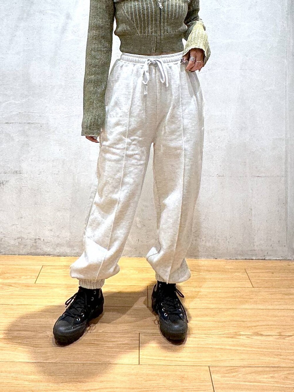 グレー系のスウェットパンツ、グリーン系のニット/セーターを着用したレディースの秋コーディネートの6枚目の写真