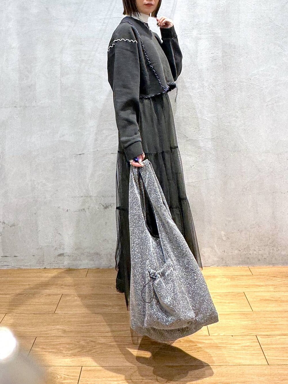 ホワイト系のTシャツ/カットソー、ブラック系のトートバッグ、ブラック系のスカートを着用したレディースの冬コーディネートの4枚目の写真