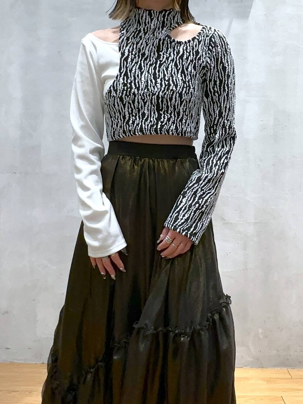 ブラック系のローファー、ブラック系のスカート、ホワイト系のTシャツ/カットソーを着用したレディースの冬コーディネートの4枚目の写真