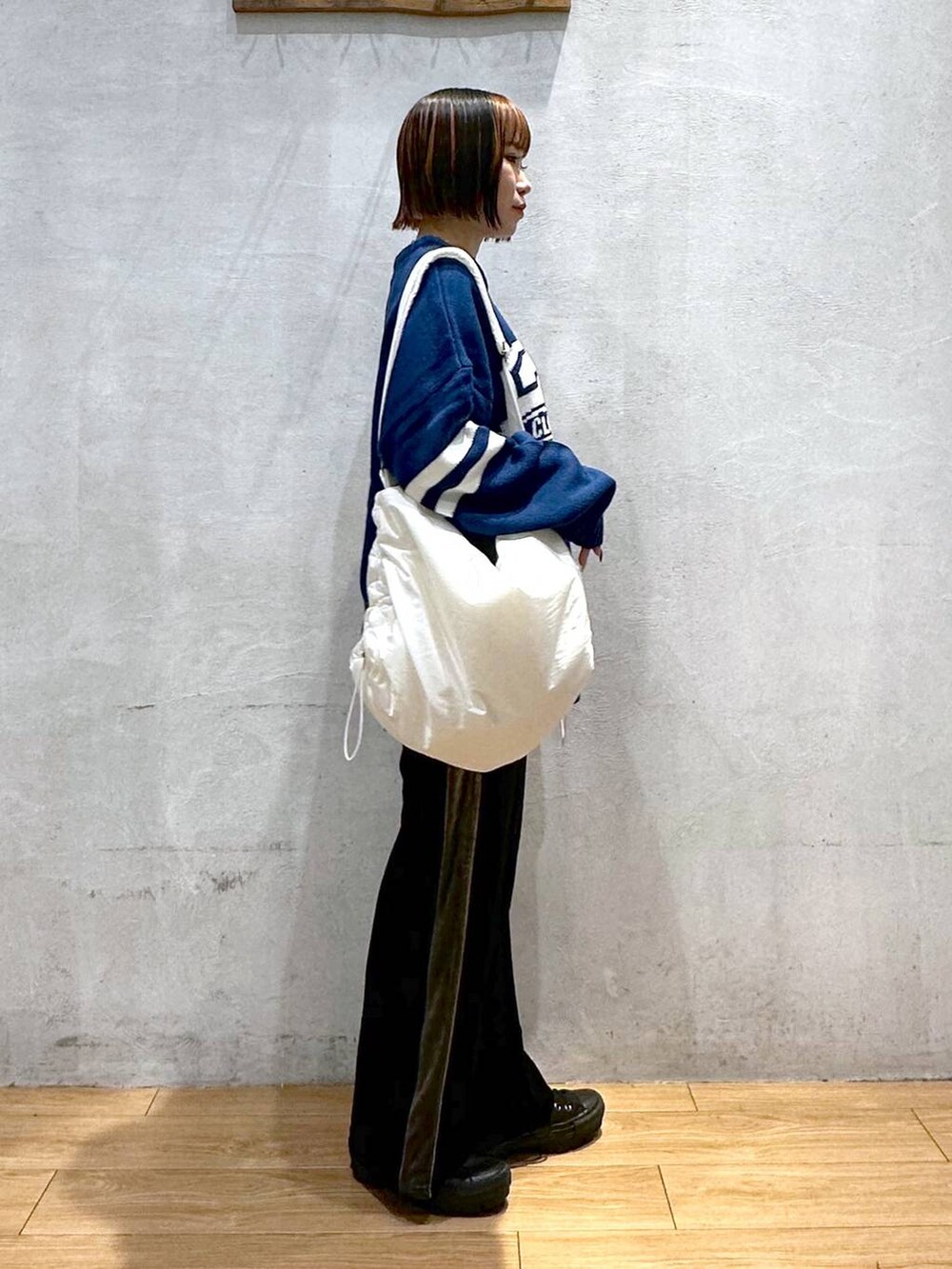 ホワイト系のショルダーバッグ、ブラック系のその他パンツ、ブルー系のニット/セーターを着用したレディースの秋コーディネートの4枚目の写真