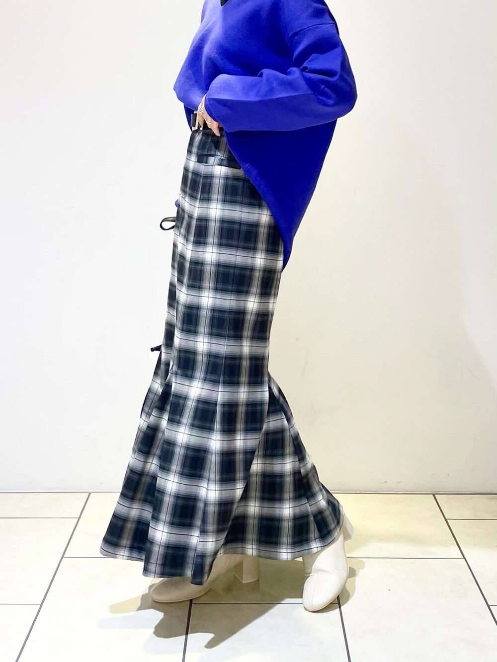 ブラック系のニット/セーター、ブルー系のニット/セーター、ブラック系のスカートを着用したレディースの冬コーディネートの5枚目の写真