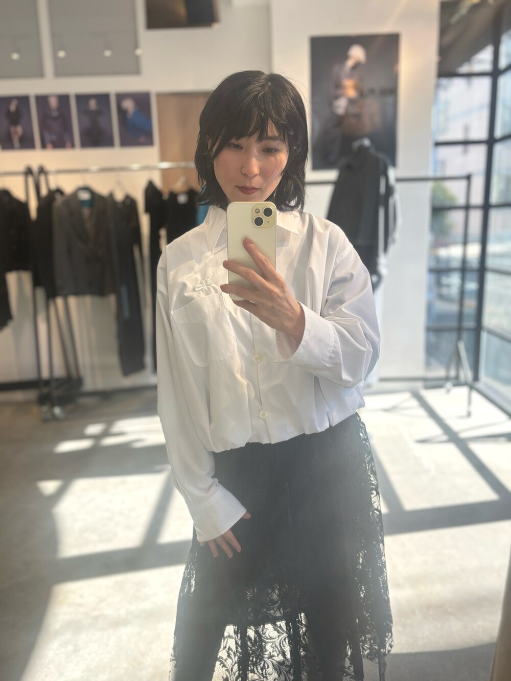 ブラック系のスカート、ホワイト系のシャツ/ブラウスを着用したレディースの秋コーディネートの3枚目の写真