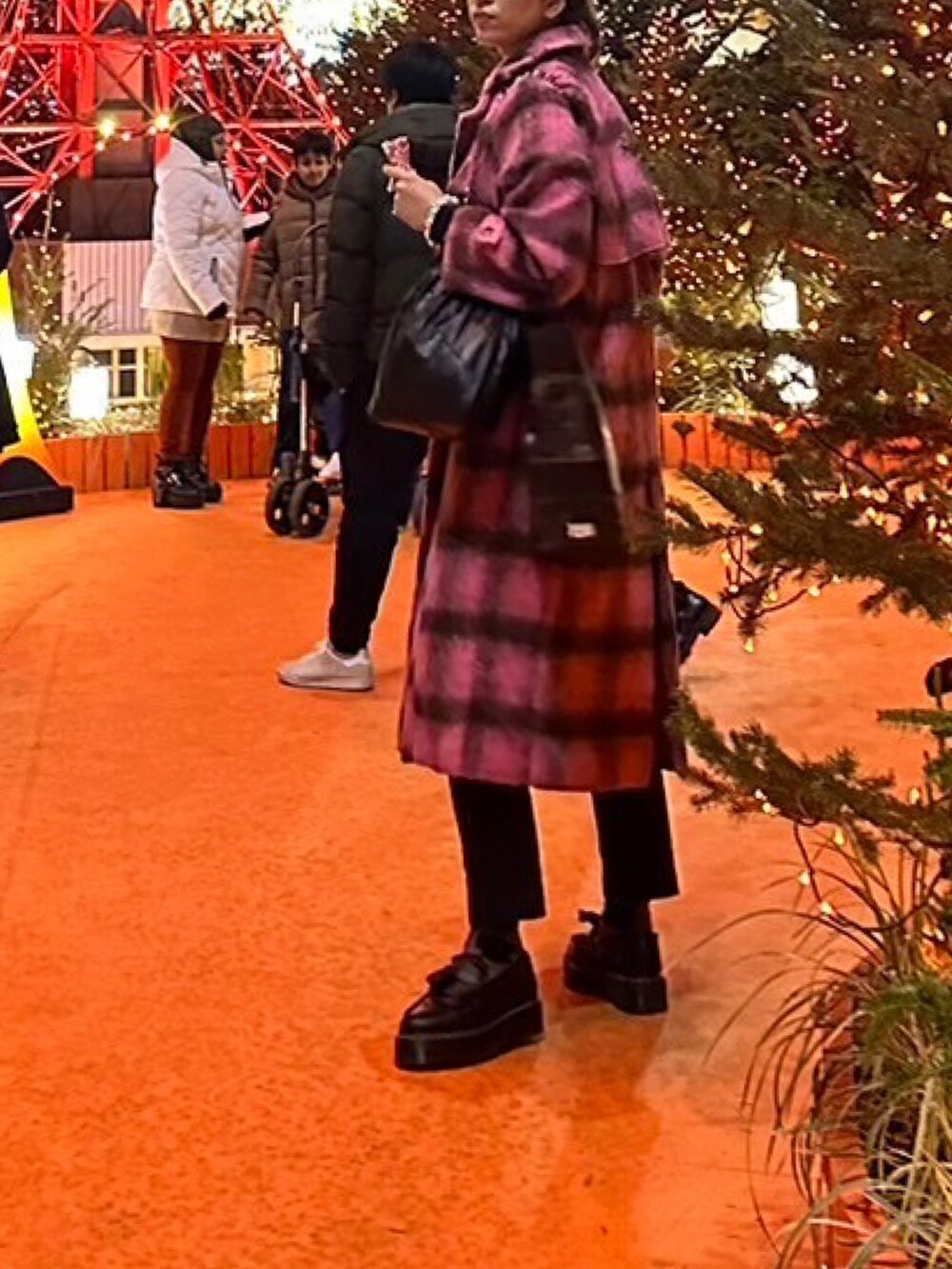 「冬のコーデ、今日のコーデ、ローファー、おしゃれさんと繋がりたい、冬服、チェック、クリスマスに着たい服、お出かけコーデ、ピンクコーデ、カラーコーデ」｜「jouetieのフラップチェスターコート（チェスターコート、ピンク系）」を使った、ゆかさん（レディース・175cm）の冬コーディネートの2枚目の写真