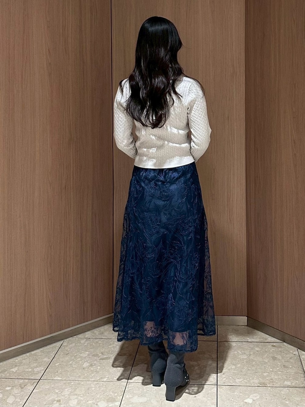 グリーン系のカーディガン/ボレロ、グリーン系のスカート、ホワイト系のショルダーバッグを着用したレディースの冬コーディネートの2枚目の写真