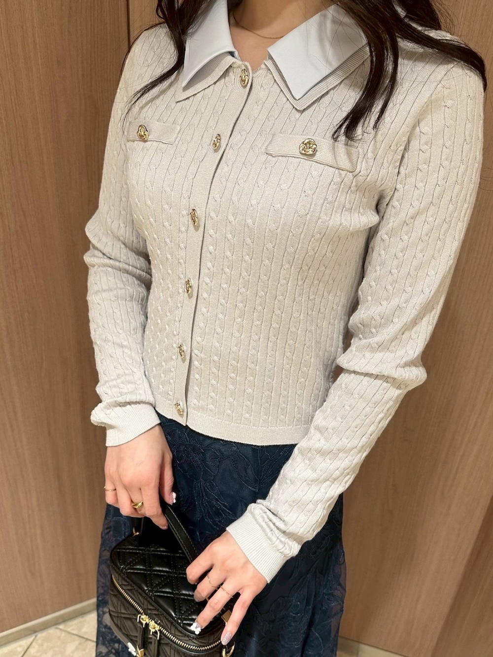 グリーン系のカーディガン/ボレロ、グリーン系のスカート、ホワイト系のショルダーバッグを着用したレディースの冬コーディネートの3枚目の写真