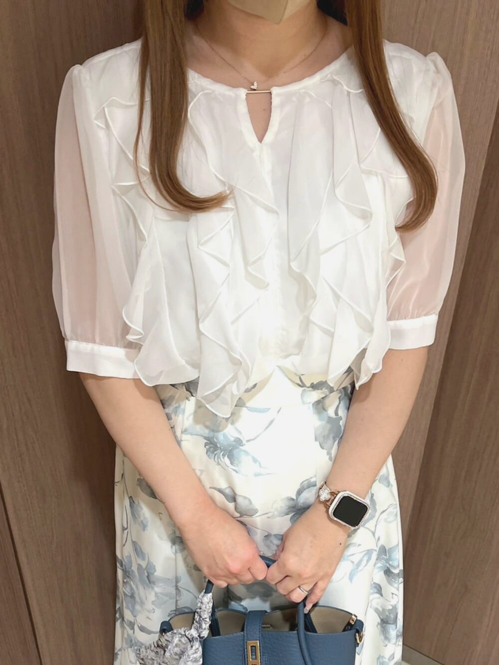 ベージュ系のパンプス、ブルー系のショルダーバッグ、ホワイト系のシャツ/ブラウスを着用したレディースの春コーディネートの3枚目の写真