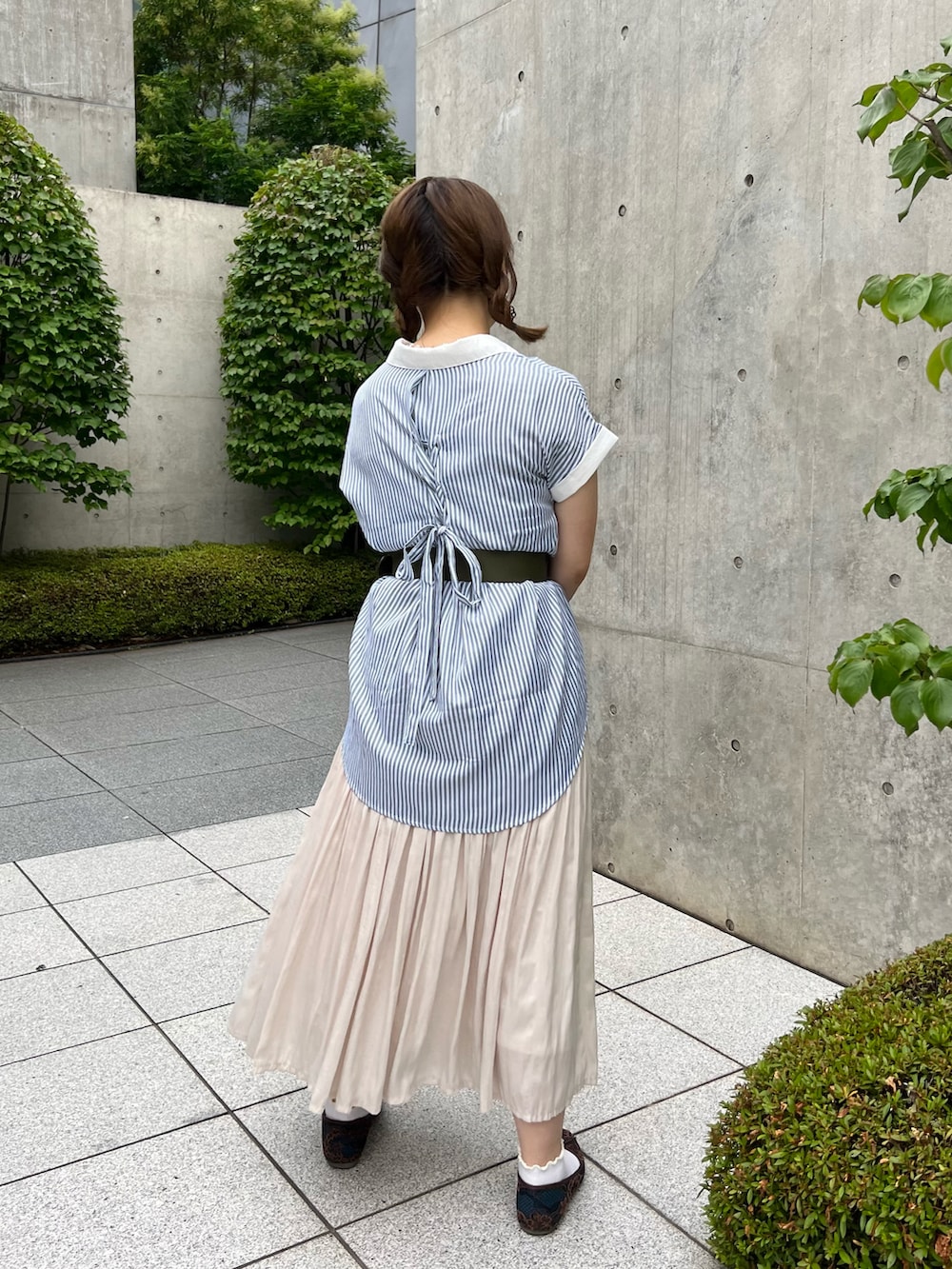 「このスタイルがお気に入り、休日コーデ、夏コーデ、サマーコーデ、ストライプシャツ、大人カジュアル、シンプルコーデ、ストライプブラウス、きれいめカジュアル、爽やかコーデ、オトナ女子、プリーツスカート、淡色コーデ、プチプラコーデ、淡色女子」｜「しまむらのアイテム（スカート、ベージュ系）」を使った、kahocoさん（骨格ストレート・レディース・161cm）の夏コーディネートの2枚目の写真