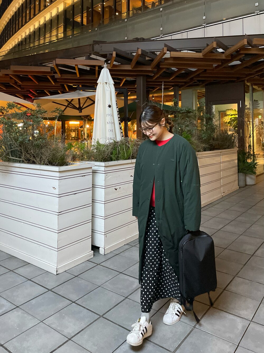 「カジュアル、ダウンジャケット、ノーカラーコート、ダテメガネ、ドット、スニーカーコーデ、スニーカー、楽チンコーデ、骨格ストレート、イエベ春、アクティブキュート、赤ニット、グリーン、ヘアアレンジ、リュック」｜「LACOSTEのミニマルパデットロングコート（ダウンジャケット/コート、グリーン系）」を使った、藍イメージコンサルタントさん（レディース・157cm）の冬コーディネートの3枚目の写真
