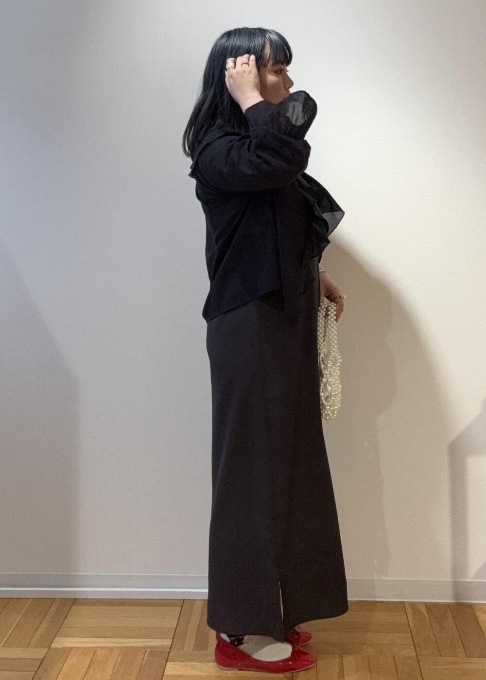 グレー系のワンピース、ブラック系のシャツ/ブラウス、ホワイト系のニット/セーターを着用したレディースの春コーディネートの3枚目の写真